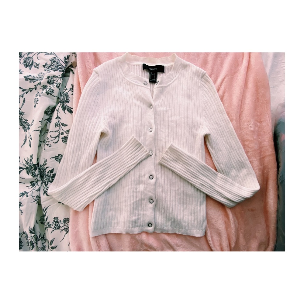 White Casual Buttoned Cardigan